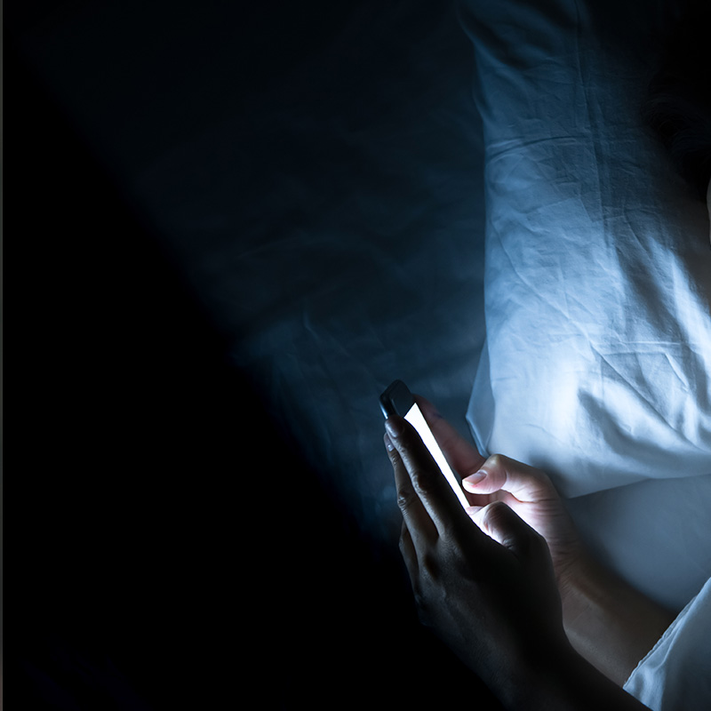 Santé : Pourquoi éviter les écrans lumineux dans le noir ?
