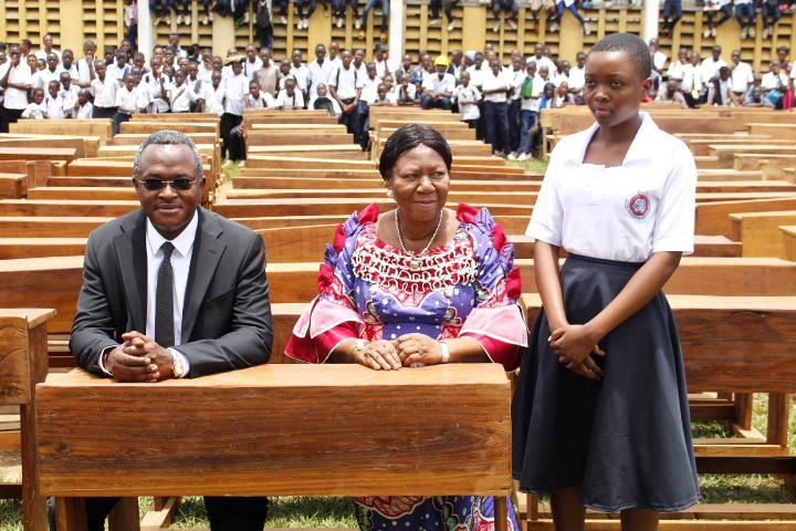Bancs-pupitres : un pas vers l’éducation à Kinshasa