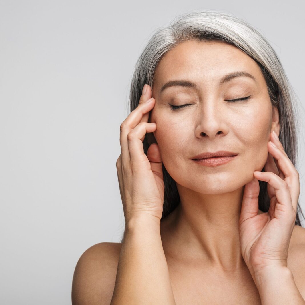 Rajeunissez votre regard avec le yoga du visage!