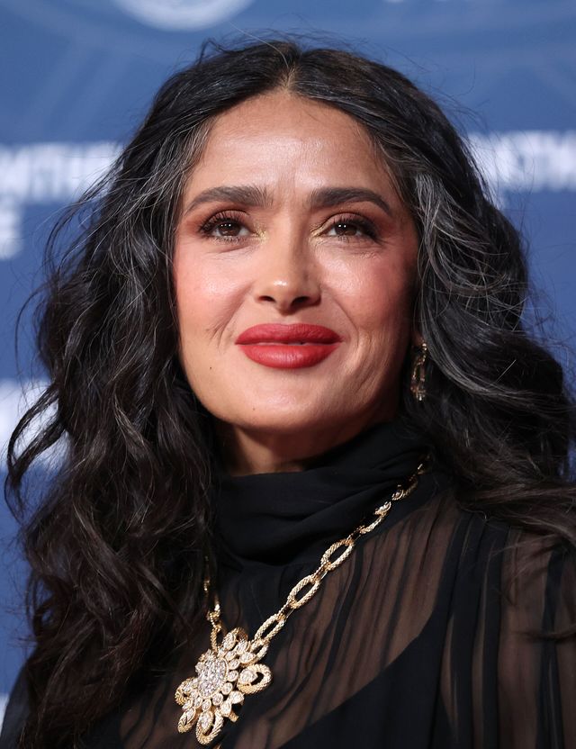Salma Hayek : l’élégance intemporelle des cheveux blancs
