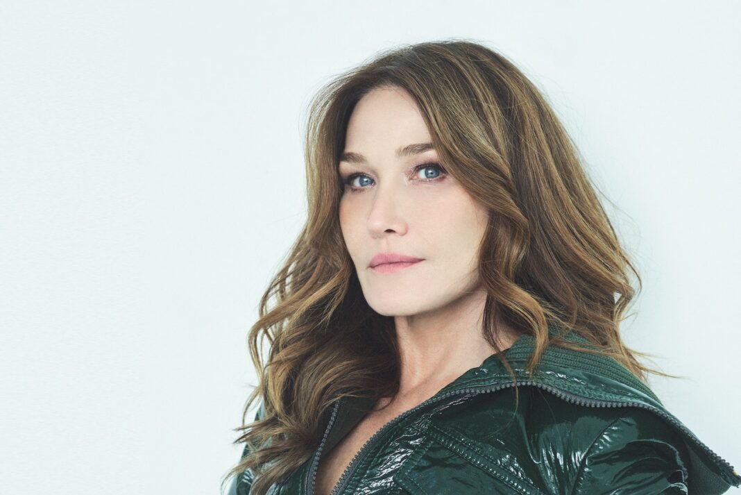 Carla Bruni: Elégance intemporelle ou illusion numérique ?