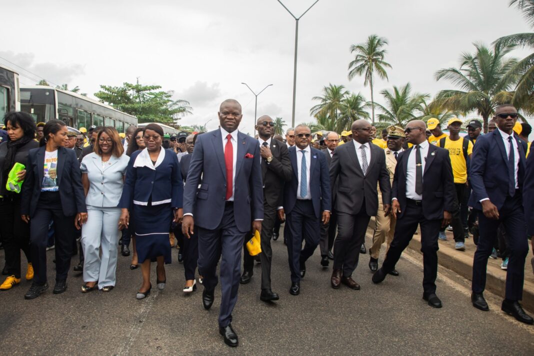 Oligui Nguéma conduit en héro vers le palais Rénovation
