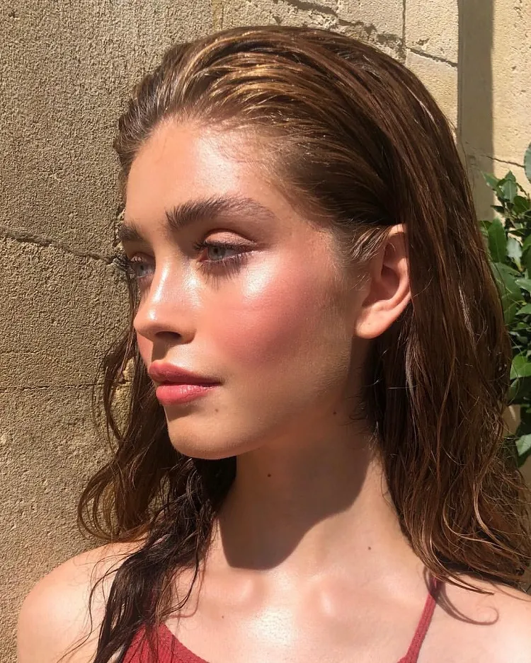 Coup de soleil : Maquillage astucieux pour camoufler.