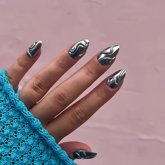 Ongles Molten Chrome : L’Audace Métallique de l’Été