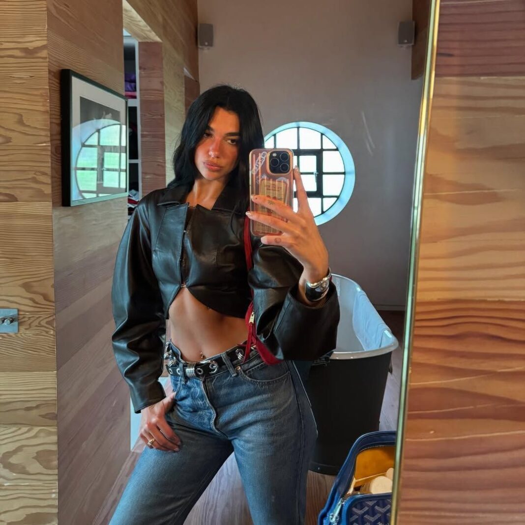 Dua Lipa : Pilates et Lumière Rouge, le Duo Gagnant !