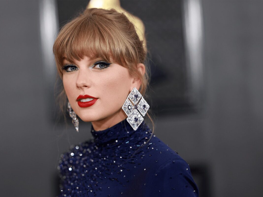 Taylor Swift relance le glamour : le maquillage audacieux