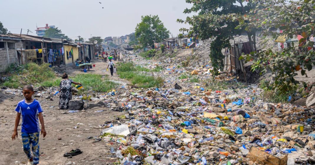 Insalubrité alarmante sur l’Avenue du Commerce à Kinshasa