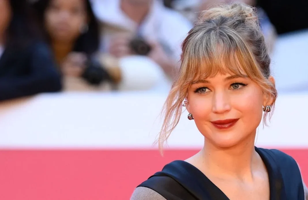 Le chignon décoiffé de Jennifer : tendance effortless