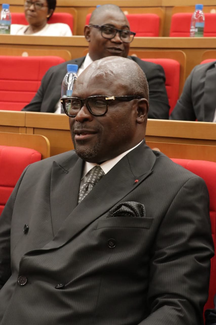 Gabon : Régis ONANGA NDIAYE au perchoir !