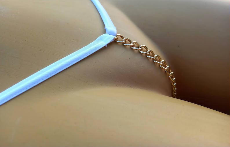 LE STRING EN FER : L’ACCESSOIRE QUI ABIME LE COCCYX LE STRING EN FER : L’ACCESSOIRE QUI ABIME LE COCCYX