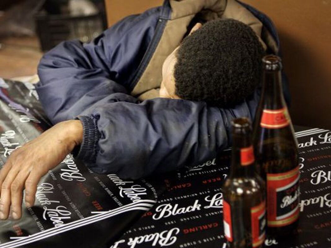 Derrière les portes closes : Comment l’alcoolisme brise les familles gabonaises Derrière les portes closes : Comment l’alcoolisme brise les familles gabonaises