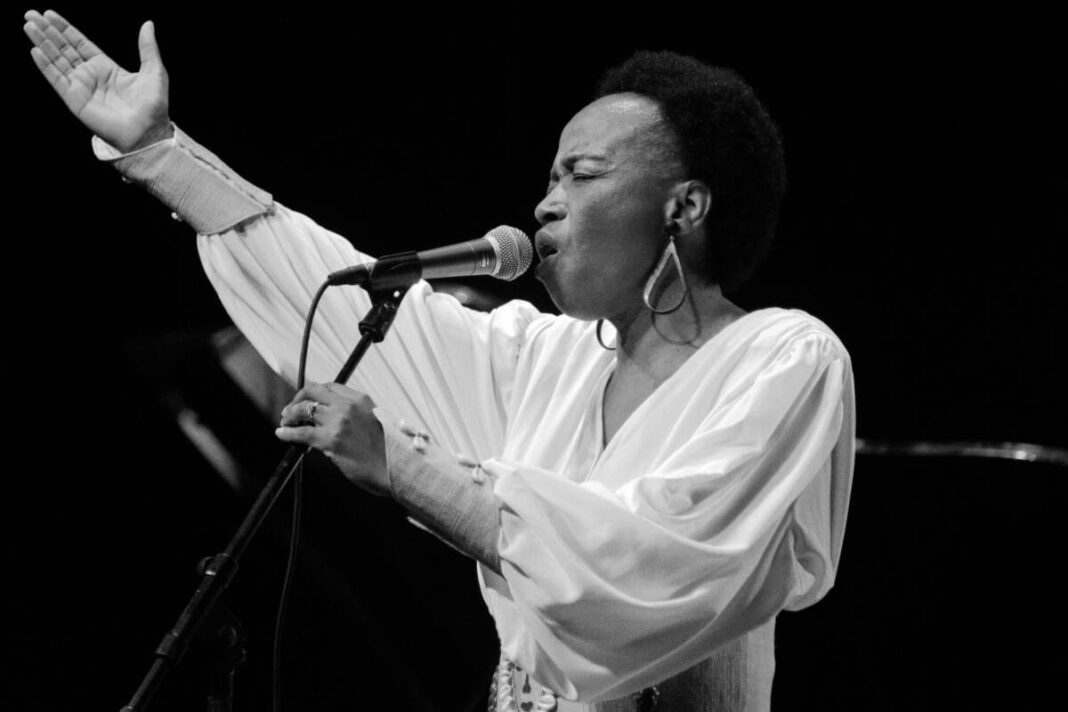 » Une langue se garde en la chantant » : Tita Nzebi installe la culture nzebi sur le net » Une langue se garde en la chantant » : Tita Nzebi installe la culture nzebi sur le net